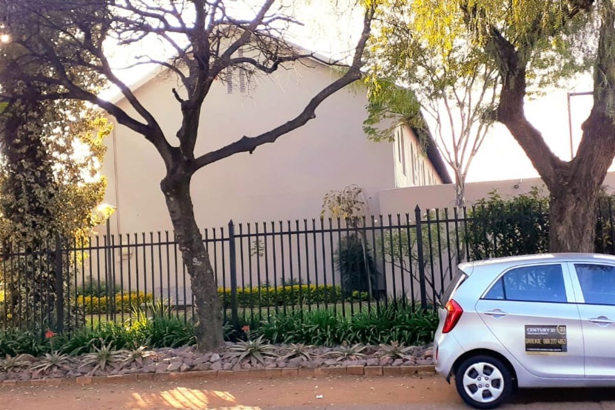 NEAT and well-maintained 2-bedroom DUPLEX townhouse for sale in Kilnerpark - Photo 2