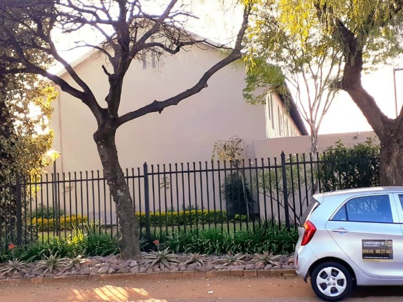 NEAT and well-maintained 2-bedroom DUPLEX townhouse for sale in Kilnerpark - Photo 2