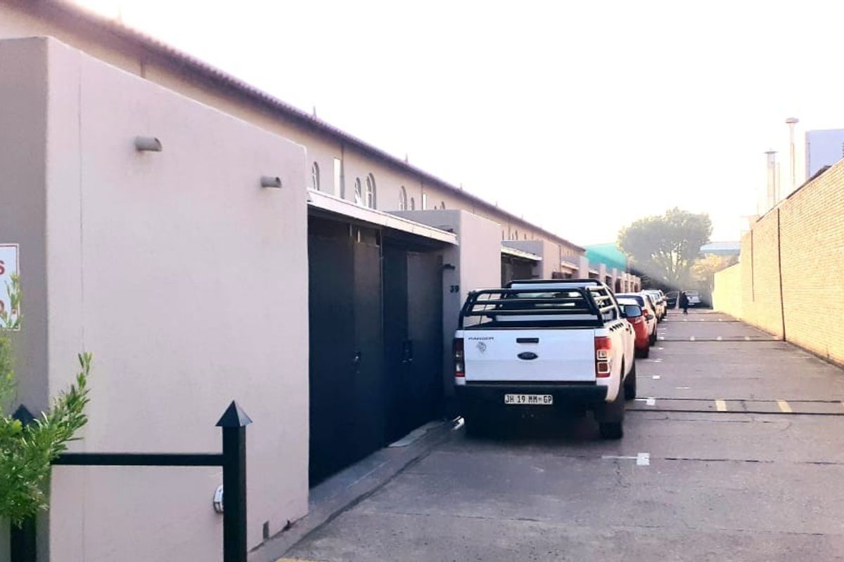 NEAT and well-maintained 2-bedroom DUPLEX townhouse for sale in Kilnerpark - Photo 3