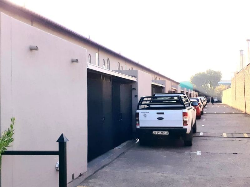 NEAT and well-maintained 2-bedroom DUPLEX townhouse for sale in Kilnerpark - Photo 3