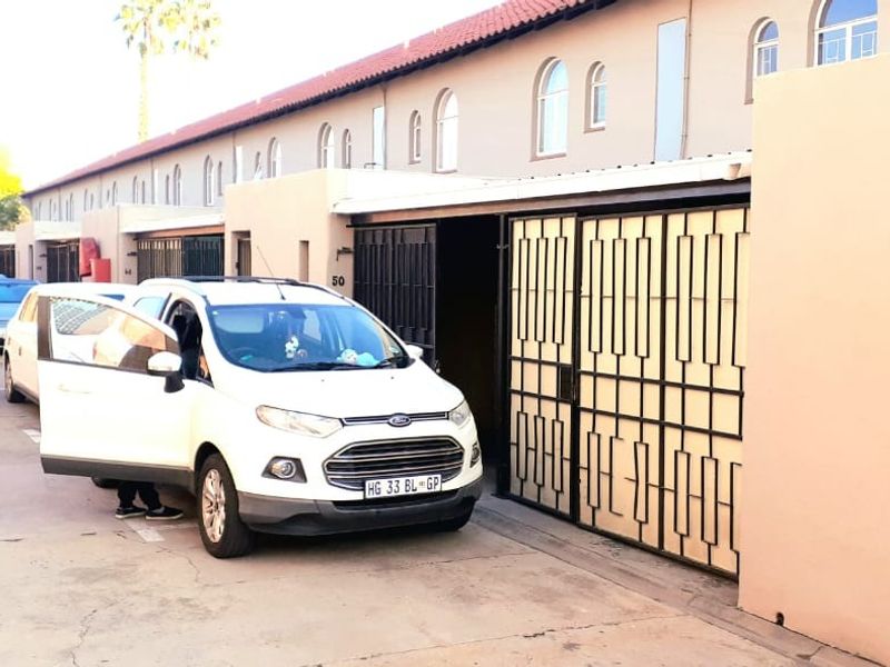 NEAT and well-maintained 2-bedroom DUPLEX townhouse for sale in Kilnerpark - Photo 6