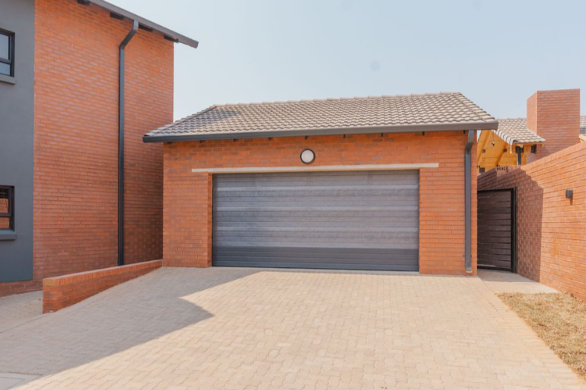 ZOMERLUST. BRAND NEW MODERN DEVELOPMENT IN OLYMPUS. - Photo 2