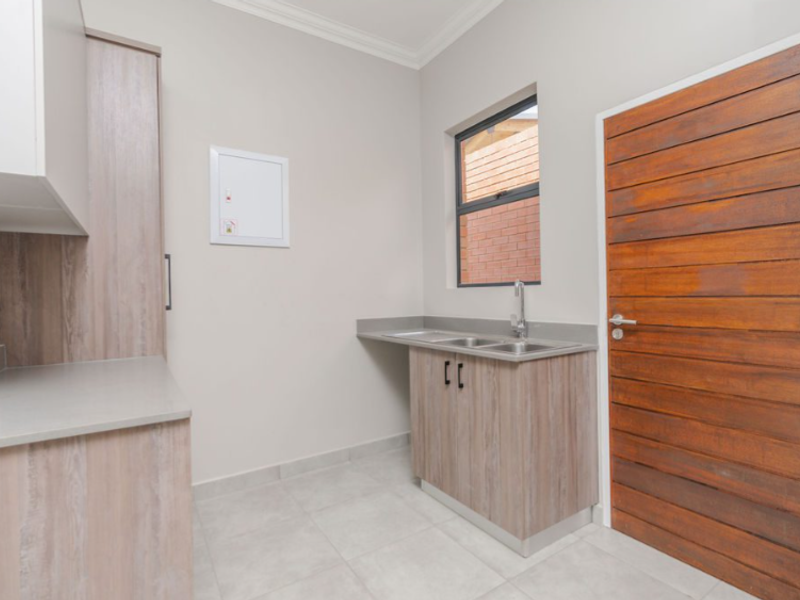 BUSHWILLOW. BRAND NEW MODERN FAMILY SIMPLEX IN SIX FOUNTAINS. - Photo 9