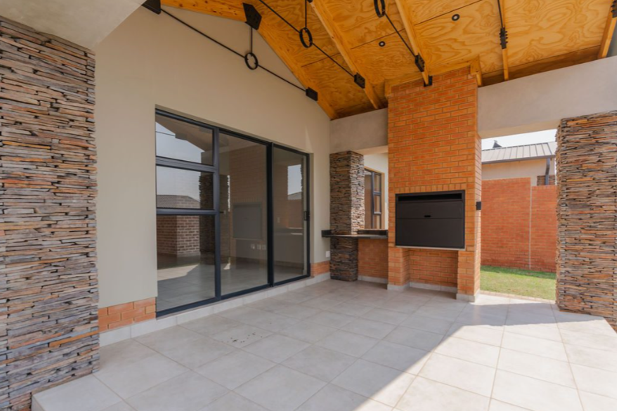 BUSHWILLOW. BRAND NEW MODERN FAMILY SIMPLEX IN SIX FOUNTAINS. - Photo 4