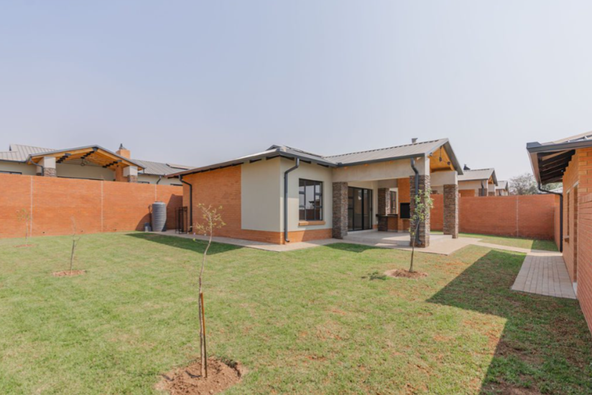 BUSHWILLOW. BRAND NEW MODERN FAMILY SIMPLEX IN SIX FOUNTAINS. - Photo 3