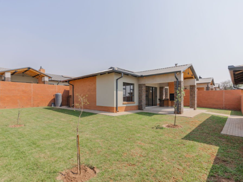 BUSHWILLOW. BRAND NEW MODERN FAMILY SIMPLEX IN SIX FOUNTAINS. - Photo 3