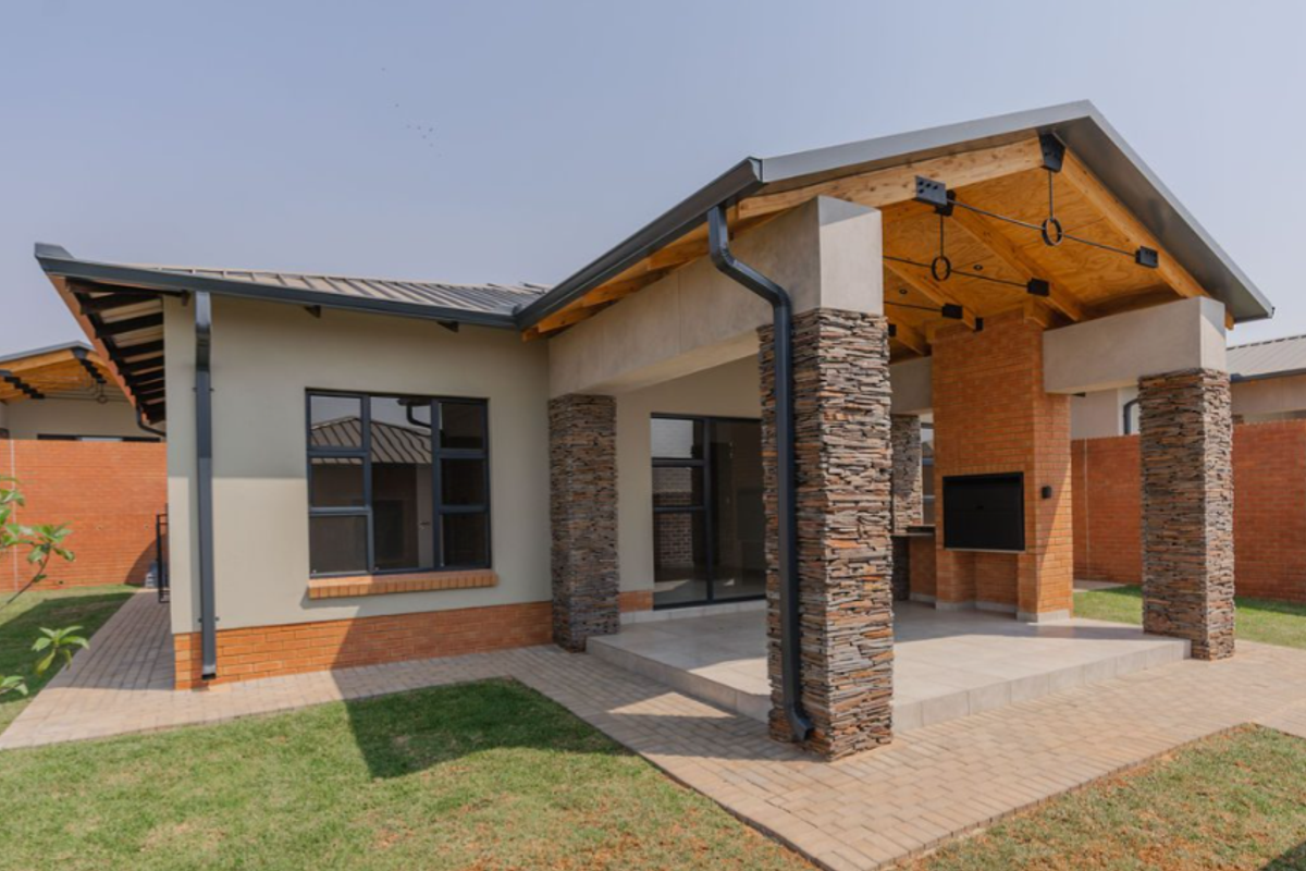 BUSHWILLOW. BRAND NEW MODERN FAMILY SIMPLEX IN SIX FOUNTAINS. - Photo 2