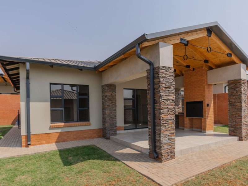 BUSHWILLOW. BRAND NEW MODERN FAMILY SIMPLEX IN SIX FOUNTAINS. - Photo 2