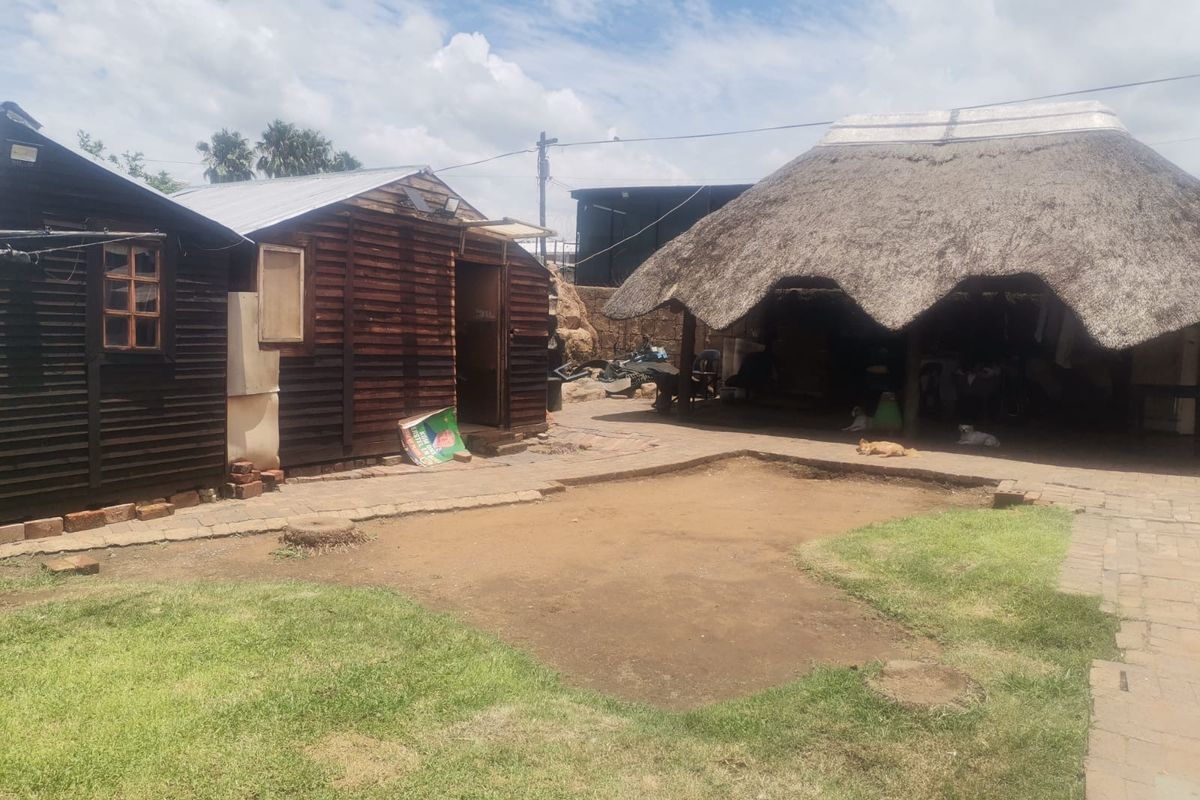 4 Bedroom Family Home with Flatlets – Your Dream Home Awaits! - Photo 2