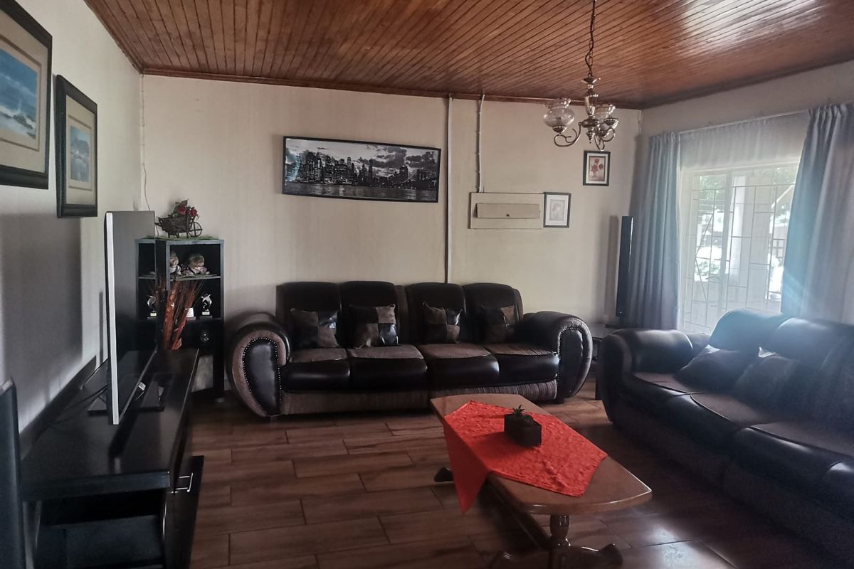 4 Bedroom Family Home with Flatlets – Your Dream Home Awaits! - Photo 4