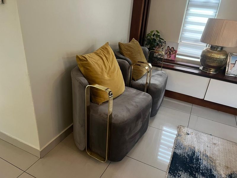 A well-maintained living area featuring neutral tiled flooring and a built-in window bench with integrated storage cabinetry.