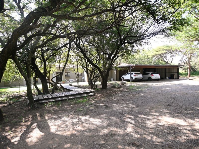 A Private Bushveld Sanctuary in Leeuwfontein Estate – Where Luxury Living Meets Wildlife Roaming. - Photo 4