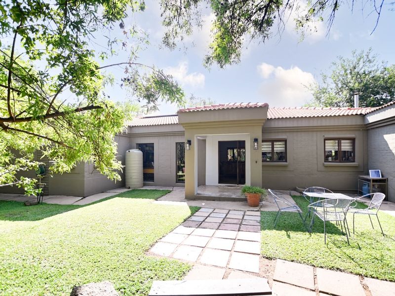 A Private Bushveld Sanctuary in Leeuwfontein Estate – Where Luxury Living Meets Wildlife Roaming. - Photo 8