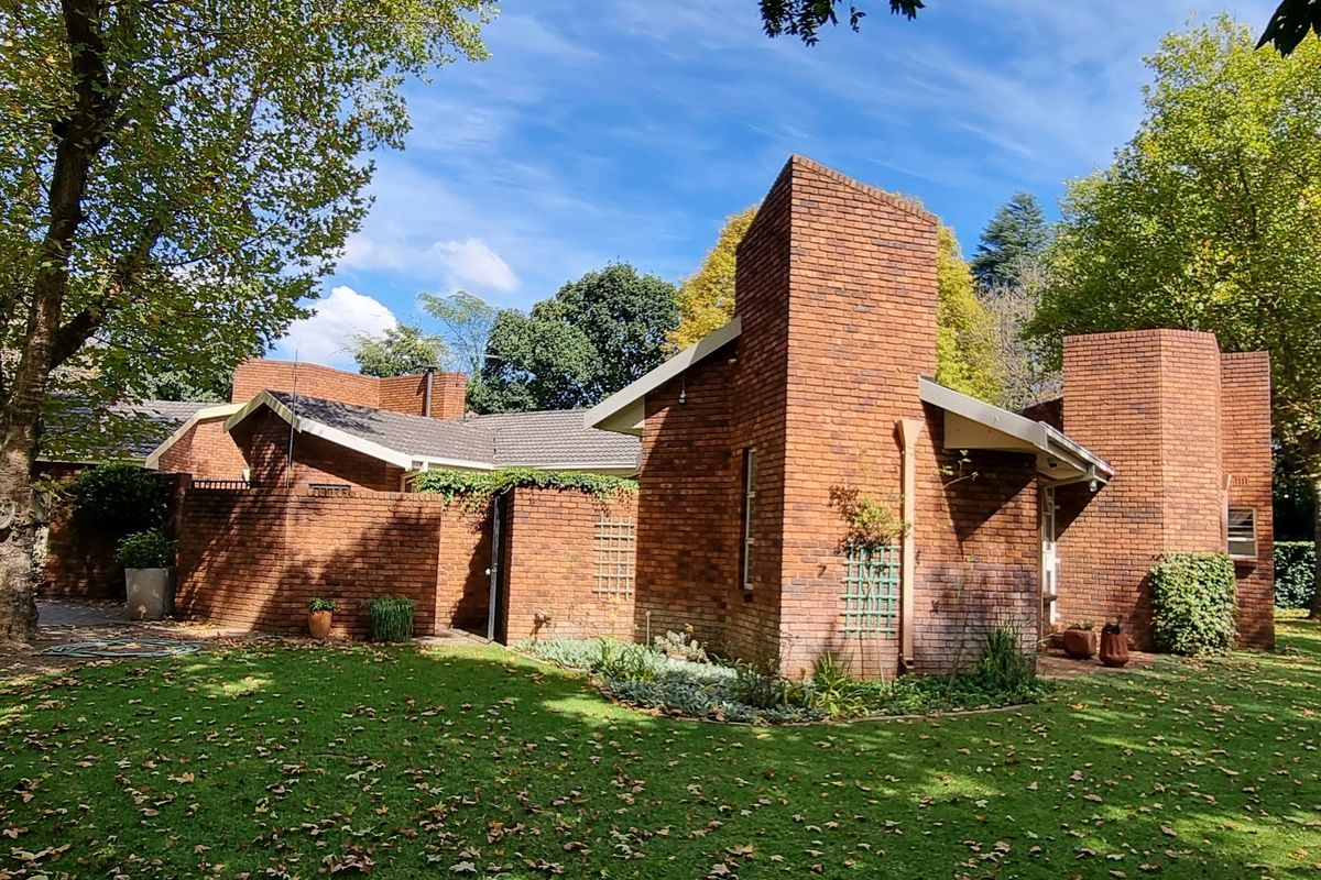 Semi face brick, 5-bedroom house in Henley on Klip - Photo 5