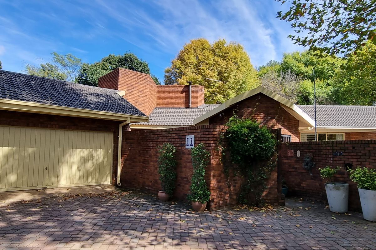 Semi face brick, 5-bedroom house in Henley on Klip - Photo 4