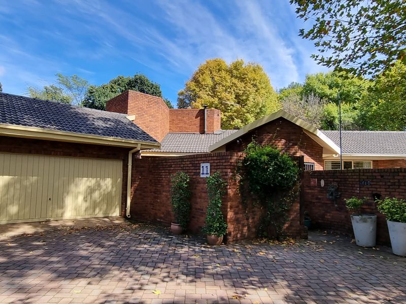 Semi face brick, 5-bedroom house in Henley on Klip - Photo 4