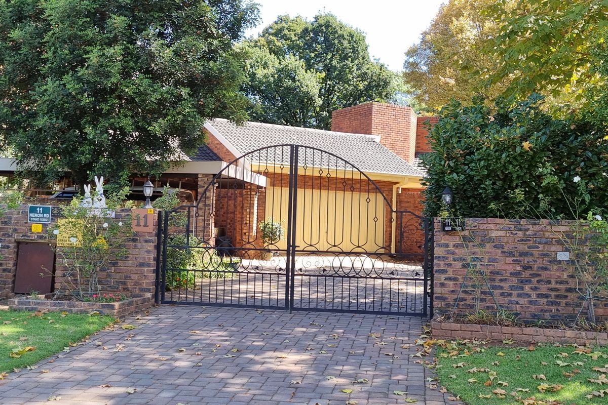 Semi face brick, 5-bedroom house in Henley on Klip - Photo 3