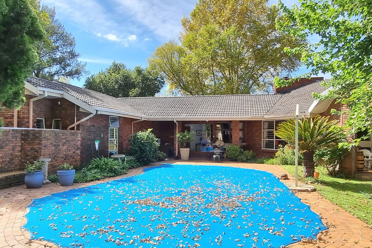 Semi face brick, 5-bedroom house in Henley on Klip - Photo 2