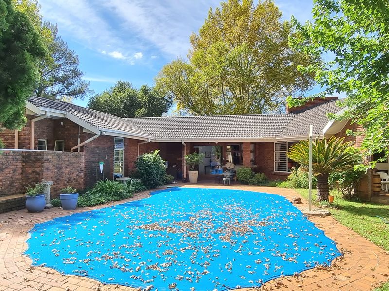 Semi face brick, 5-bedroom house in Henley on Klip - Photo 2