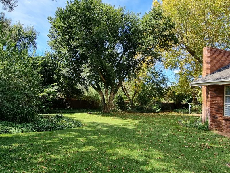 Semi face brick, 5-bedroom house in Henley on Klip - Photo 6