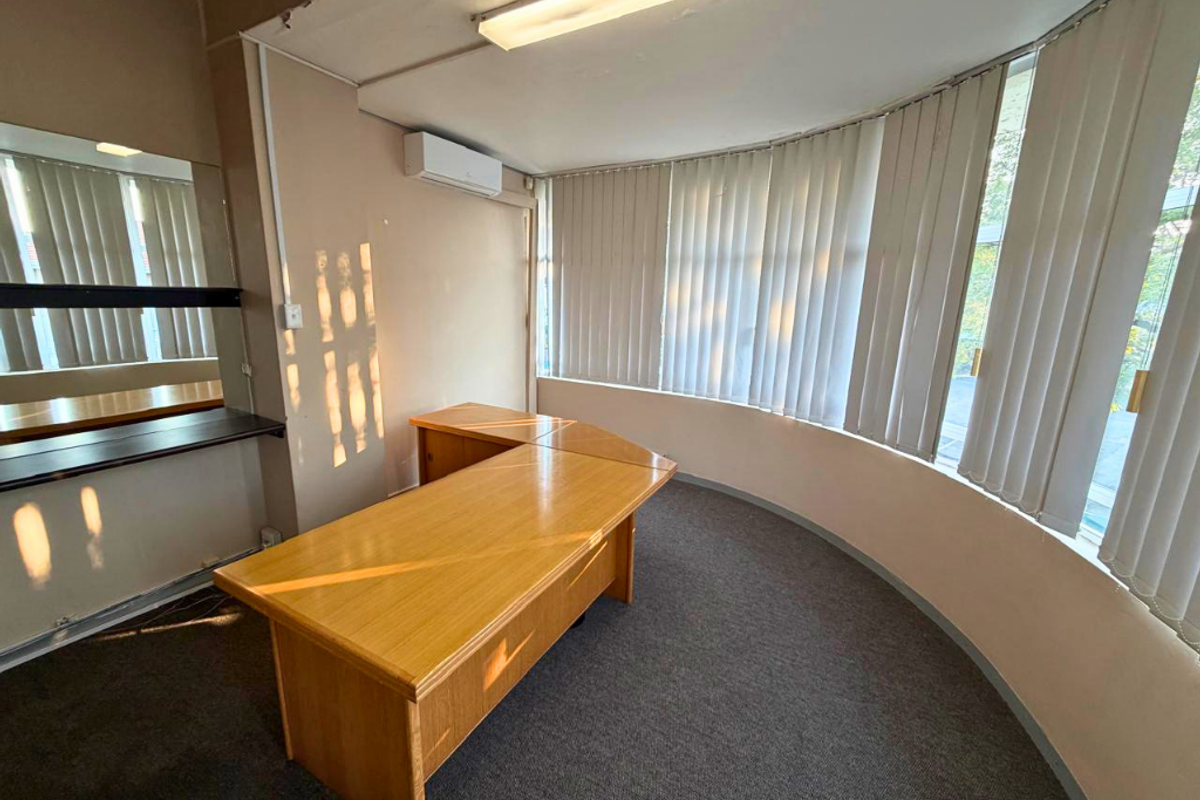 Elevate Your Business with This Clarendon Office Opportunity - Photo 4