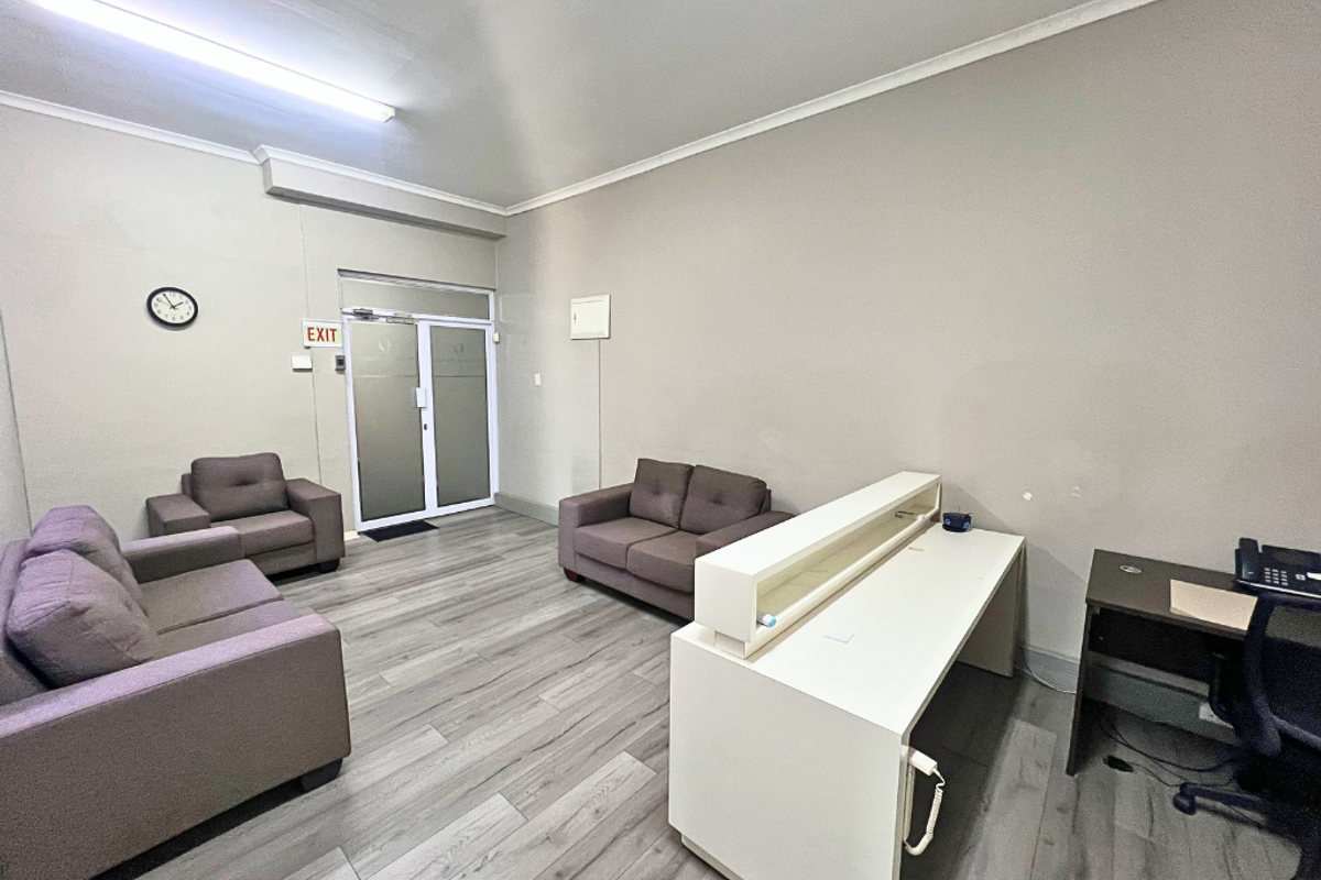 Well-Located Office Space Offering Convenience in Clarendon - Photo 4