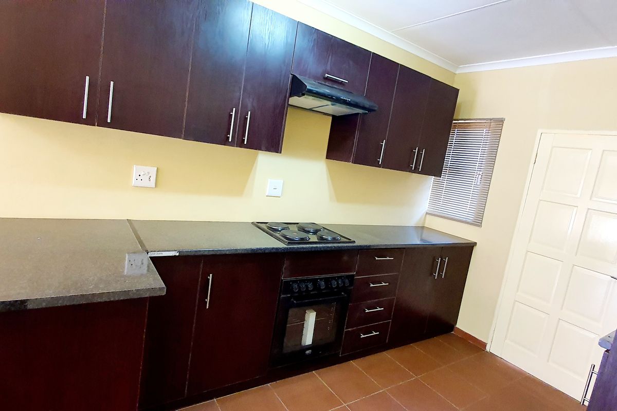 Newly-Built 2 bedroom townhouse to rent in Louis Trichardt - Photo 2