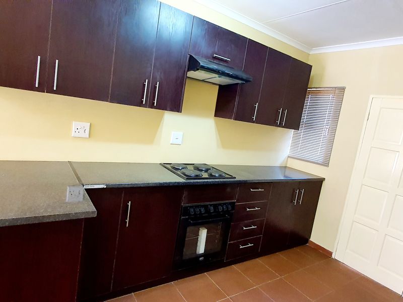 Newly-Built 2 bedroom townhouse to rent in Louis Trichardt - Photo 2