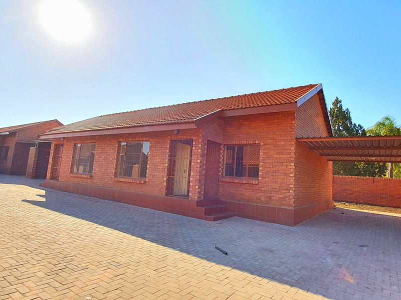 Newly-Built 2 bedroom townhouse to rent in Louis Trichardt - Photo 8