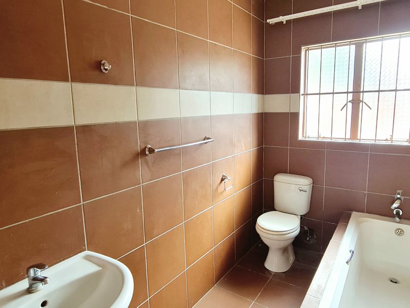 Newly-Built 2 bedroom townhouse to rent in Louis Trichardt - Photo 6