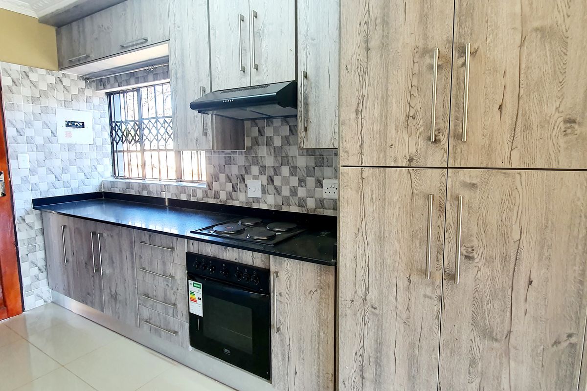 Newly Renovated 2 Bedroom flat to rent in Louis Trichardt - Photo 3