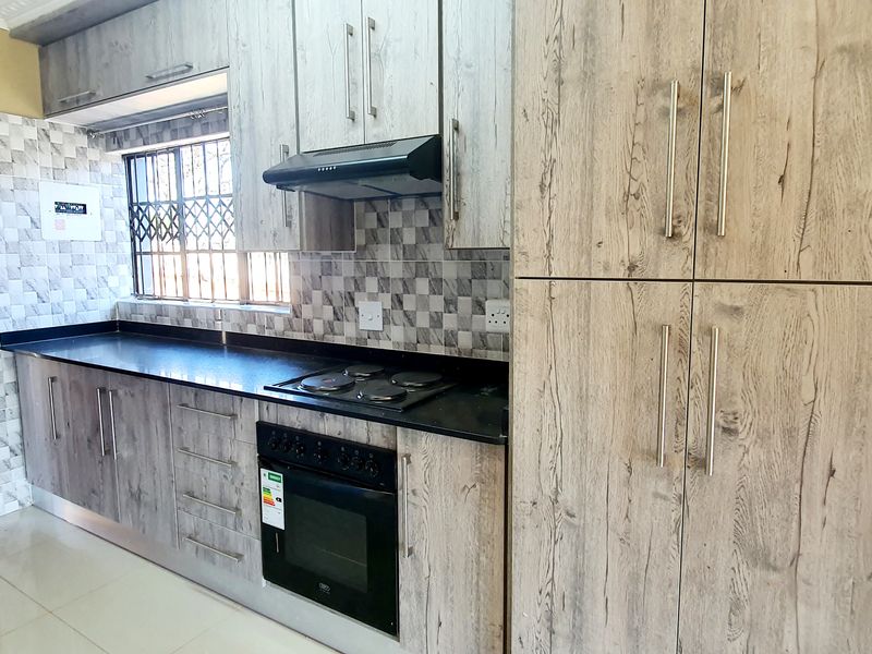 Newly Renovated 2 Bedroom flat to rent in Louis Trichardt - Photo 3