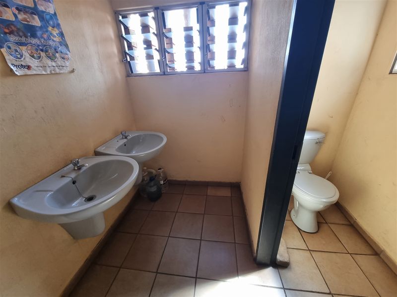 Complex for Sale in Louis Trichardt with 6 Office spaces ! - Photo 9