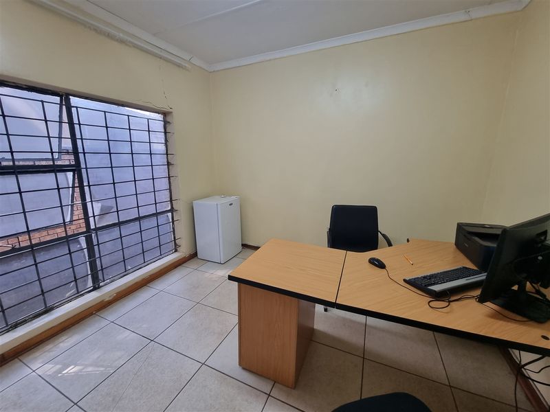 Complex for Sale in Louis Trichardt with 6 Office spaces ! - Photo 7