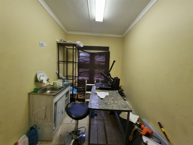 Complex for Sale in Louis Trichardt with 6 Office spaces ! - Photo 5