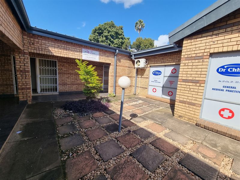 Complex for Sale in Louis Trichardt with 6 Office spaces ! - Photo 2