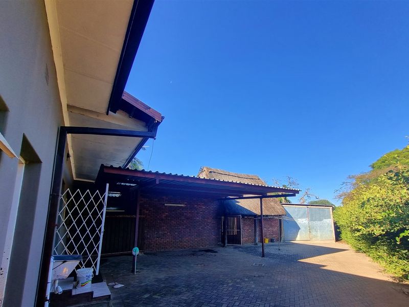 Spacious 5 Bedroom House for Sale in Louis Trichardt! - Photo 9