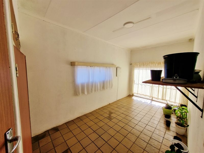 Spacious 5 Bedroom House for Sale in Louis Trichardt! - Photo 8