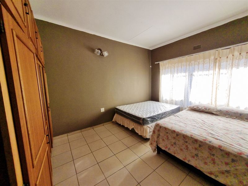 Spacious 5 Bedroom House for Sale in Louis Trichardt! - Photo 7