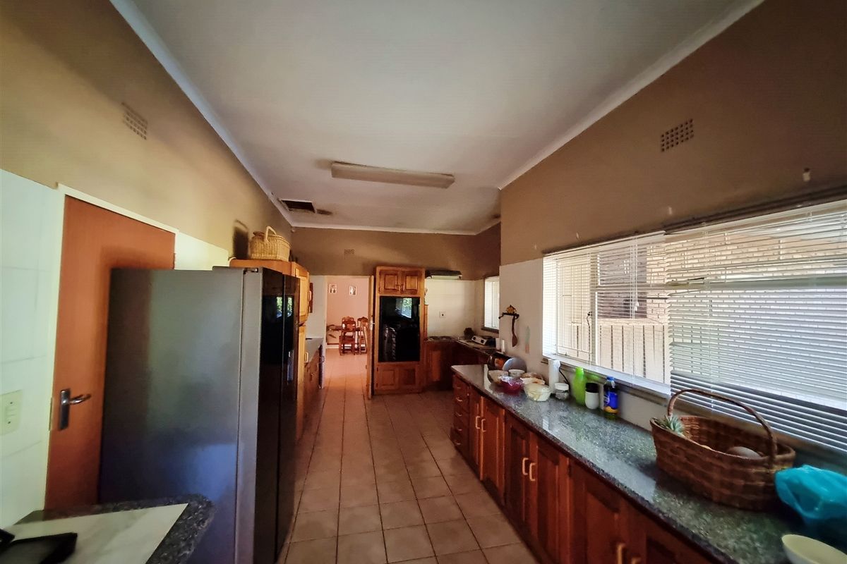 Spacious 5 Bedroom House for Sale in Louis Trichardt! - Photo 3