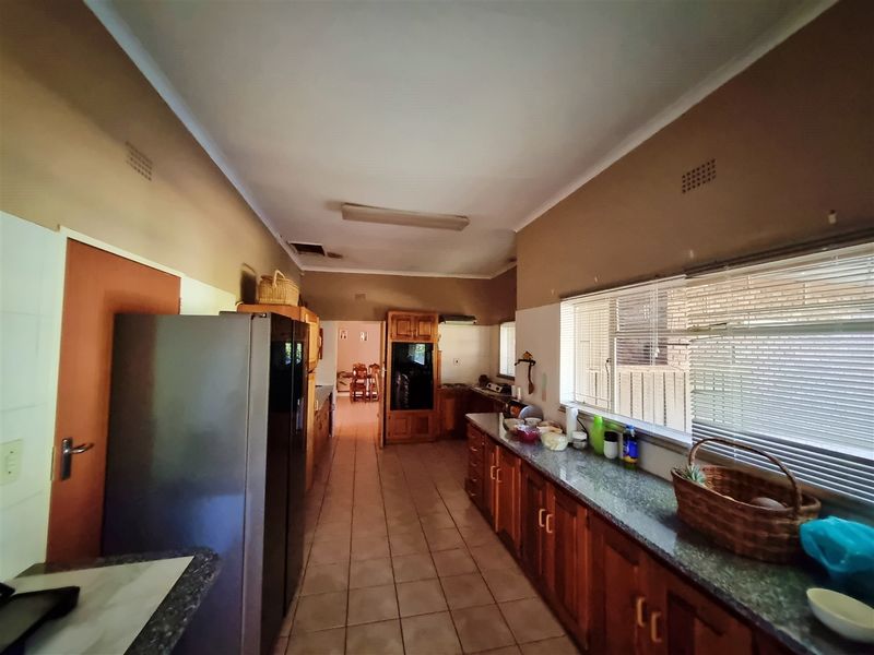 Spacious 5 Bedroom House for Sale in Louis Trichardt! - Photo 3