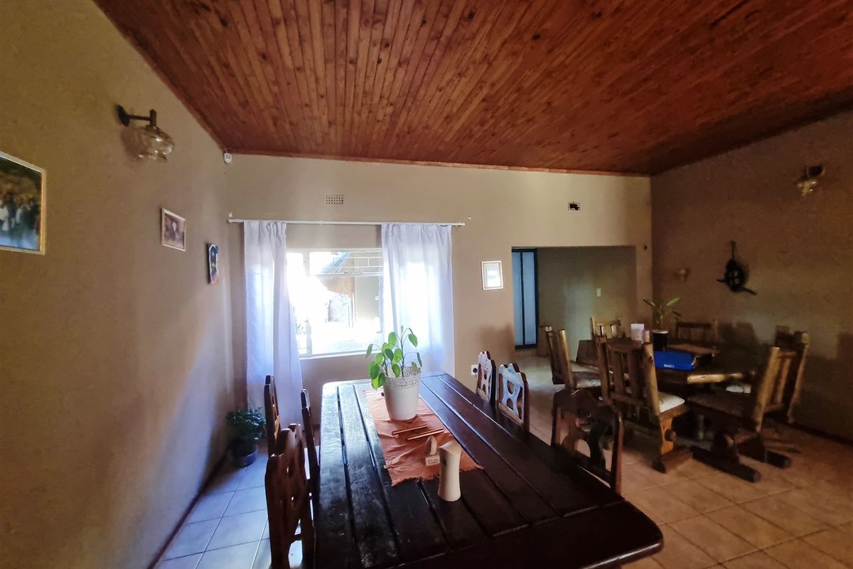 Spacious 5 Bedroom House for Sale in Louis Trichardt! - Photo 5