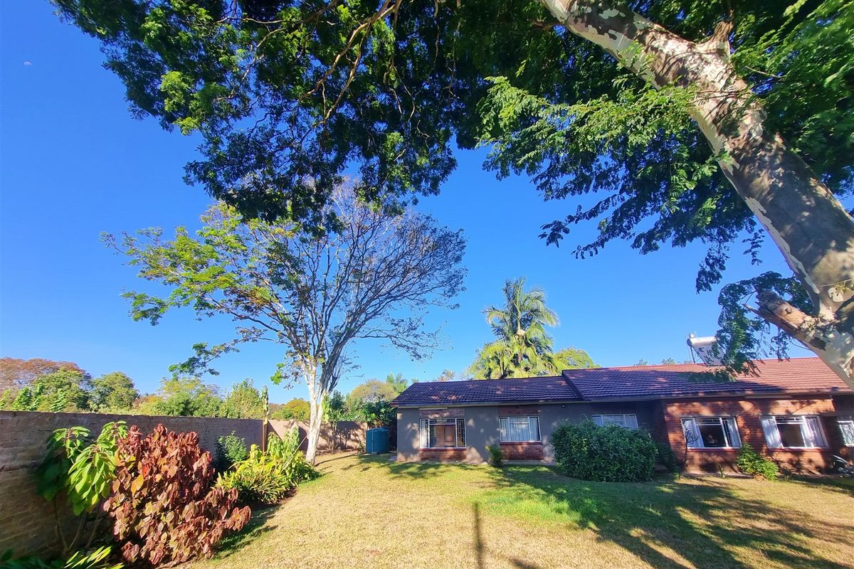 Spacious 5 Bedroom House for Sale in Louis Trichardt! - Photo 2