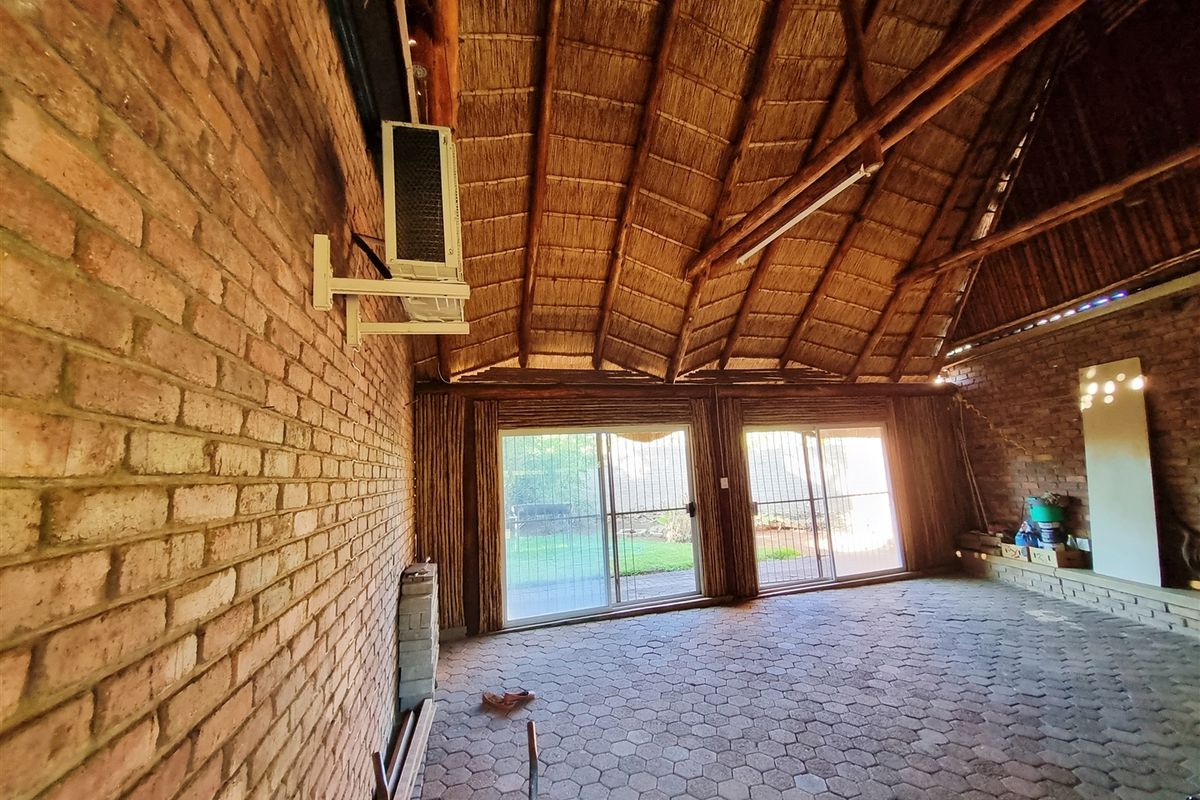 Spacious 5 Bedroom House for Sale in Louis Trichardt! - Photo 4
