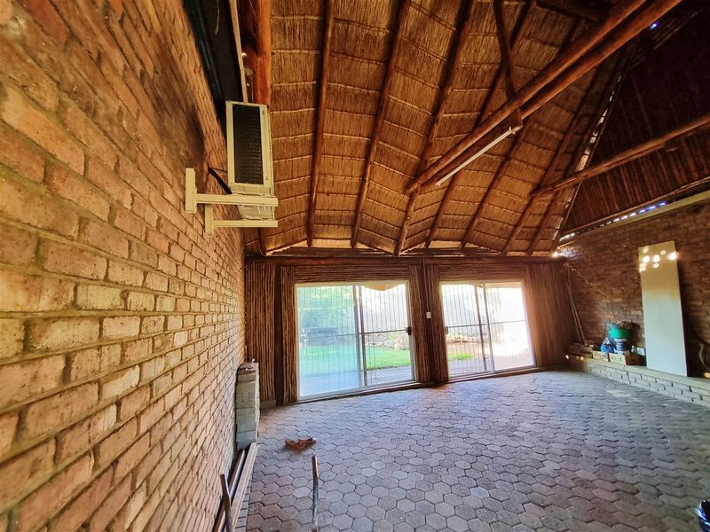 Spacious 5 Bedroom House for Sale in Louis Trichardt! - Photo 4