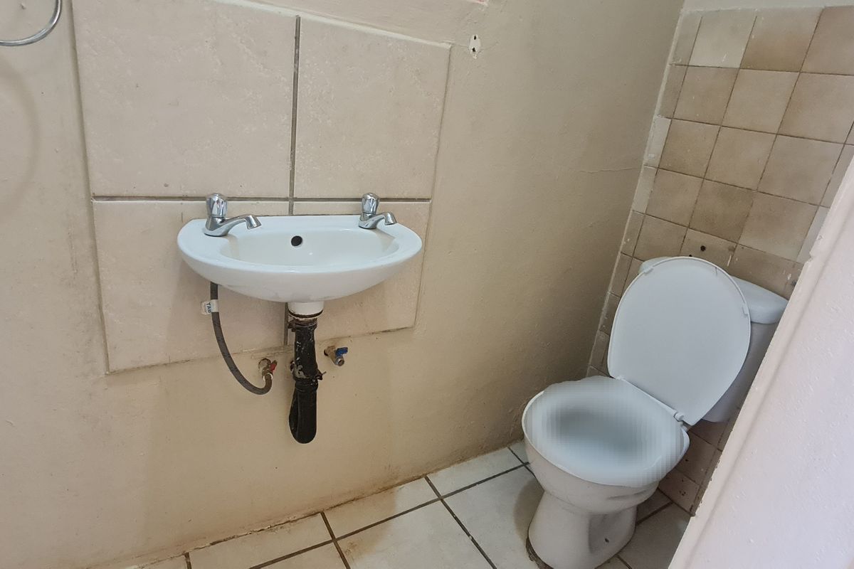 Cozy one bedroom apartment for rent in New Town, Louis Trichardt - Photo 5