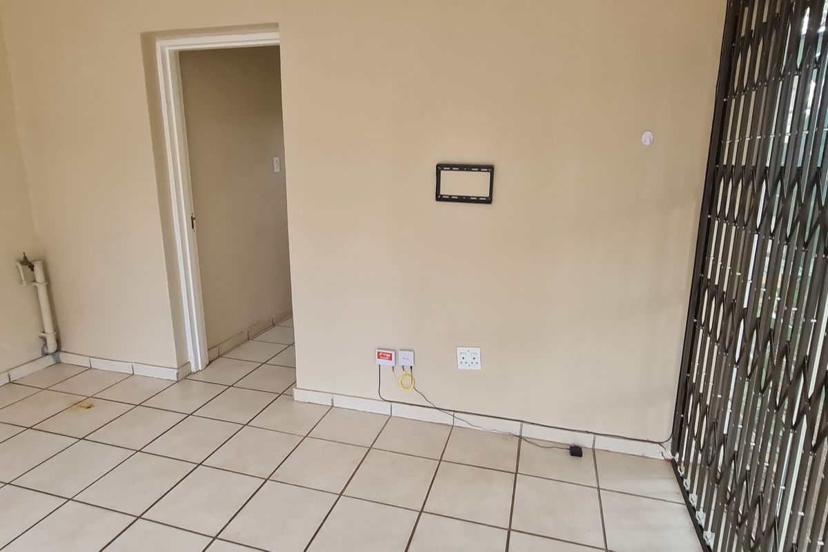 Cozy one bedroom apartment for rent in New Town, Louis Trichardt - Photo 3