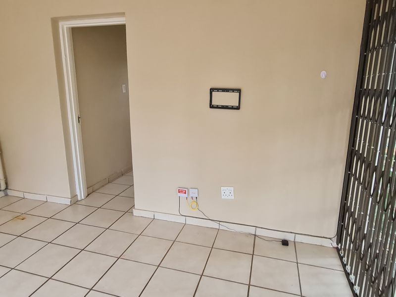 Cozy one bedroom apartment for rent in New Town, Louis Trichardt - Photo 3