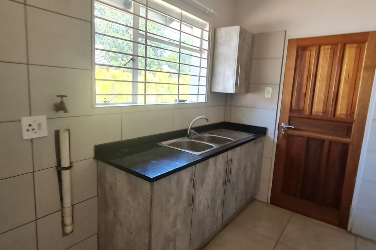 Upmarket 3 bedroom to rent in Louis trichardt - Photo 3