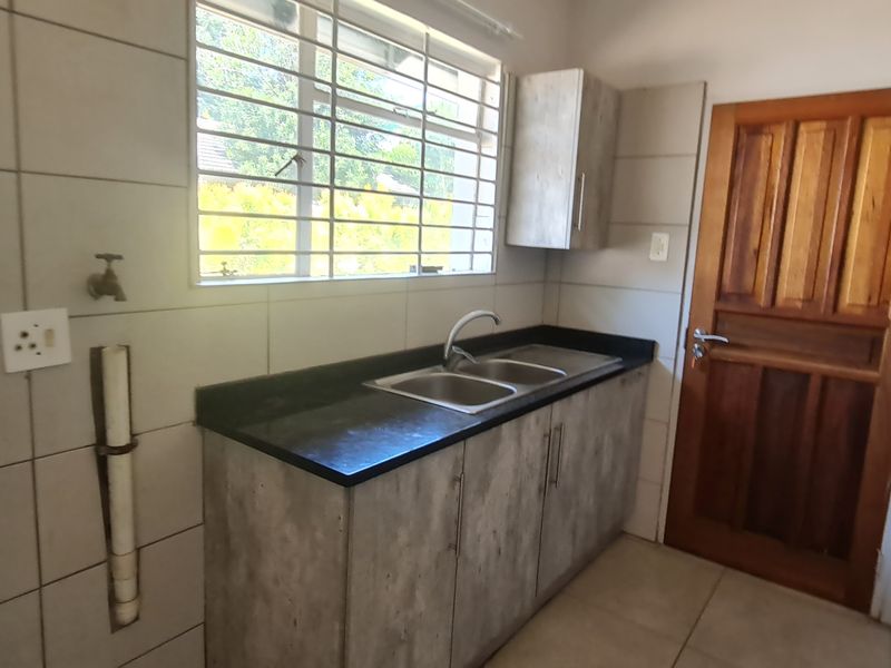 Upmarket 3 bedroom to rent in Louis trichardt - Photo 3
